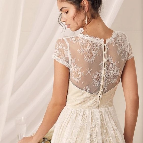 Elegant Lace Ivory Dress - Picture 2 of 6
